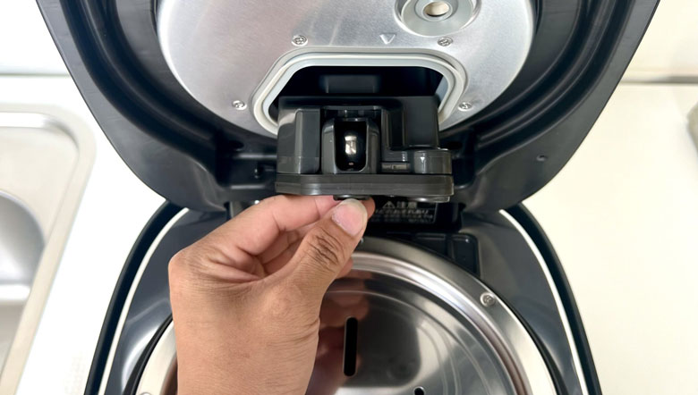 Lỗi C11 nồi cơm Toshiba do nắp nồi có vấn đề