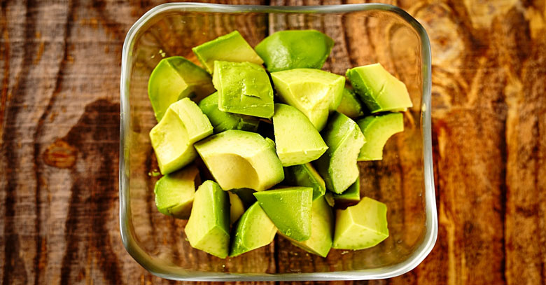 Cách làm chè bơ cốt dừa: thái nhỏ bơ