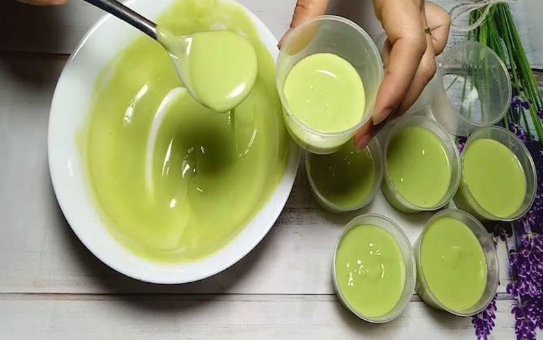 Cách làm chè bơ bằng bột rau câu: Cho hỗn hợp vào khuôn