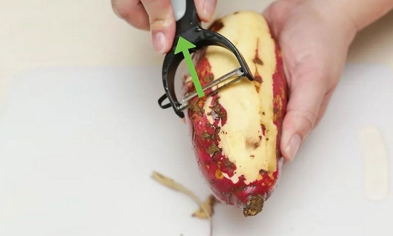 Cách làm chè khoai dẻo: Gọt khoai