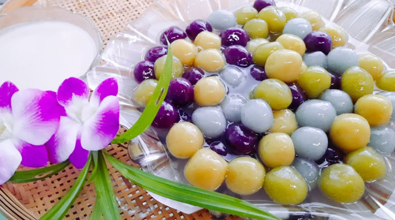 Cách làm chè khoai dẻo: luộc các viên khoai