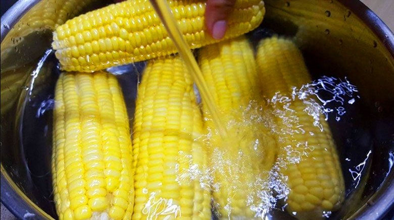 Cách nấu chè bắp chuẩn vị Huế: Sơ chế bắp