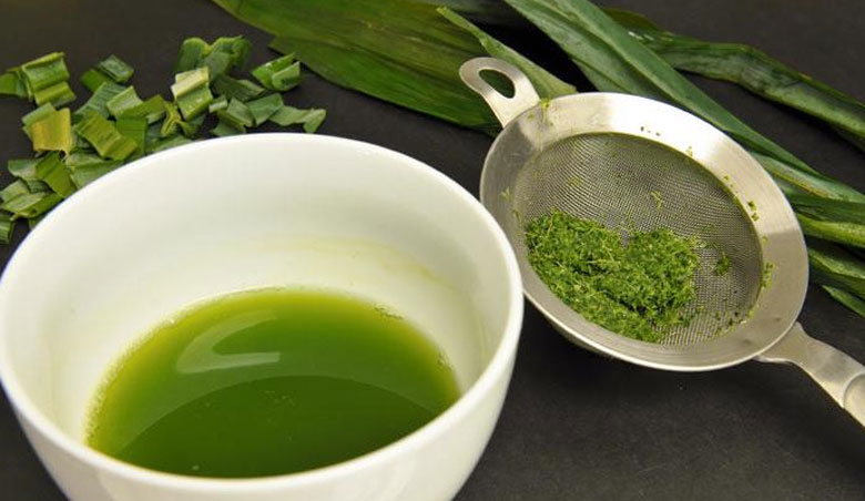 Cách nấu chè cốm hạt sen: Làm nước cốt lá dứa