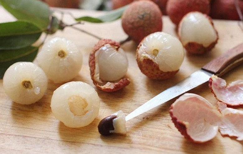 Cách nấu chè vải hạt sen: Sơ chế vải