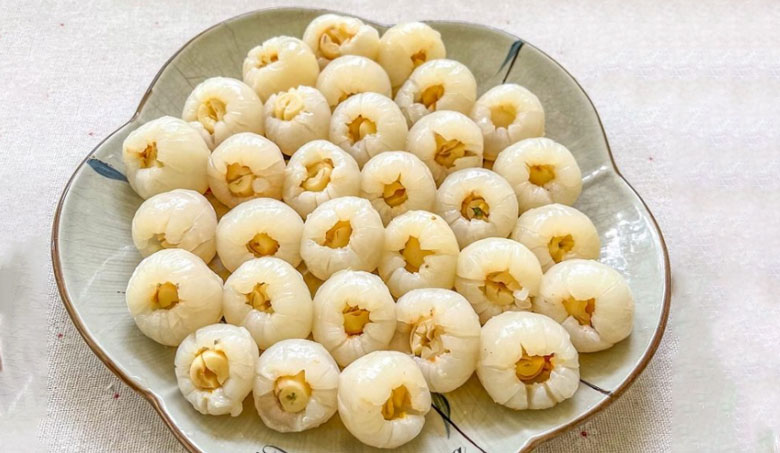 Cách nấu chè vải hạt sen: Nhổi hạt sen vào vải