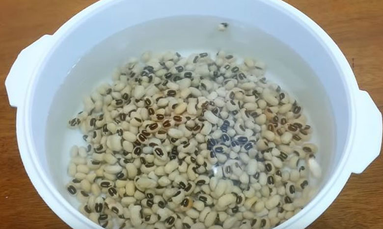 Cách nấu chè đậu trắng khoai môn: Ngâm đậu trắng