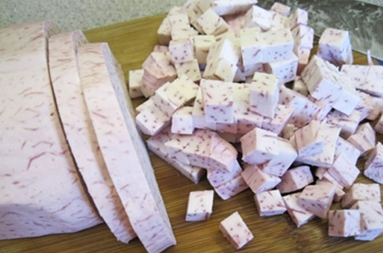 Cách nấu chè đậu trắng khoai môn: Thái nhỏ khoai môn