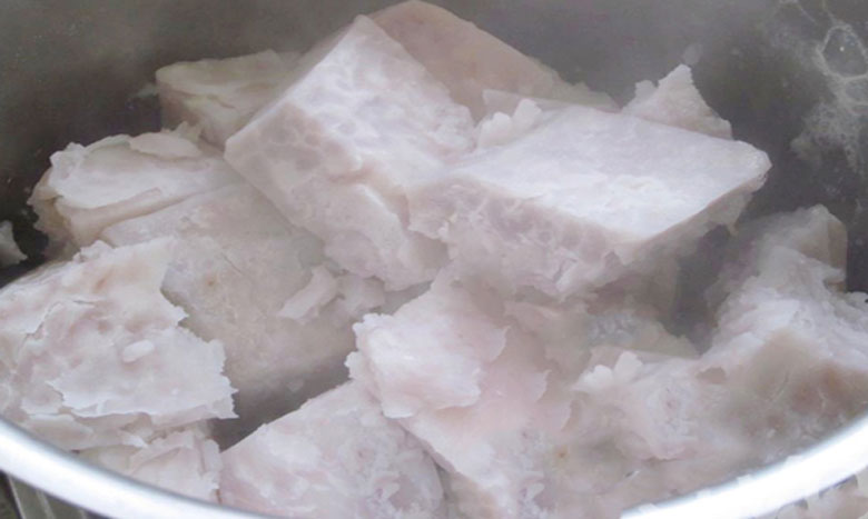 Cách nấu chè đậu trắng khoai môn: Hấp khoai môn