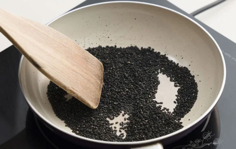 Cách nấu chè mè đen: Rang mè