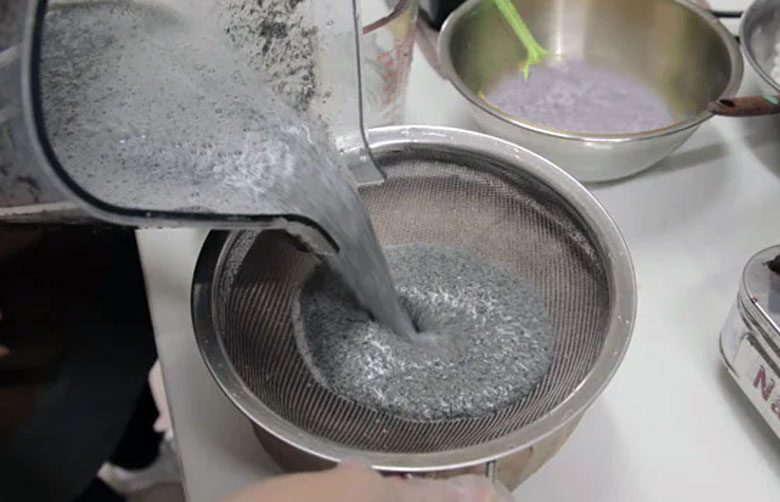 Cách nấu chè mè đen: Xay mè