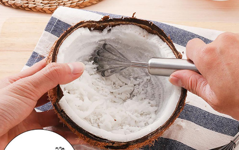 Cách nấu chè mè đen: Nạo dừa sợi