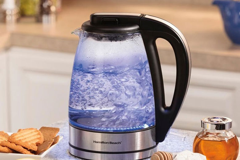 Công thức trà sữa việt quất trước tiên cần đun nước sôi