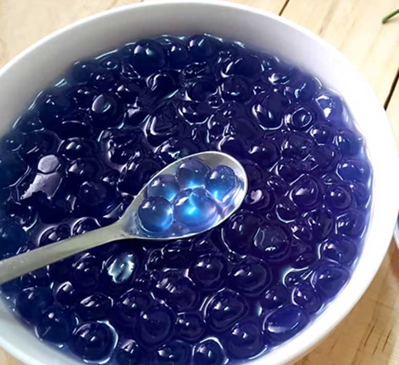 Thưởng thức trân châu đậu biếc với bột rau câu cùng với trà sữa