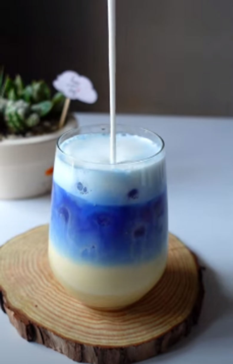 Trà sữa hoa đậu biếc thơm ngon cùng với topping