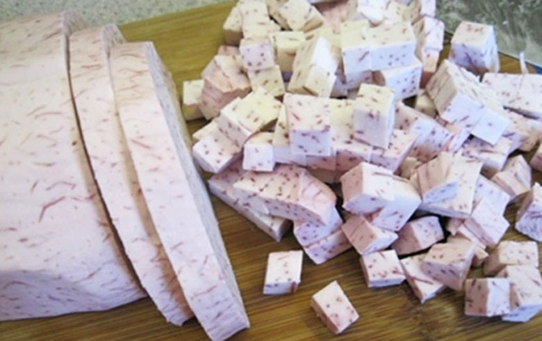 Cách nấu chè khoai môn lá dứa: Sơ chế khoai môn