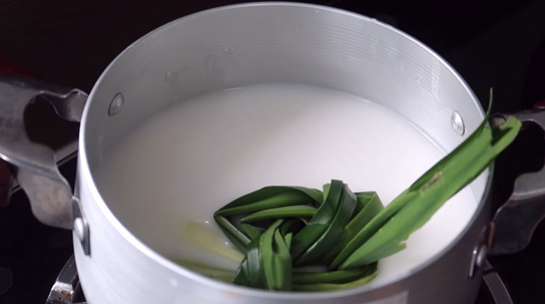 Cách nấu chè khoai môn lá dứa: Nấu nước cốt dừa