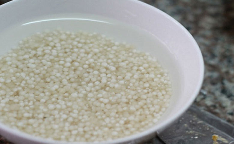 cách nấu chè chuối khoai lang vị Nam Bộ: Ngâm bột báng