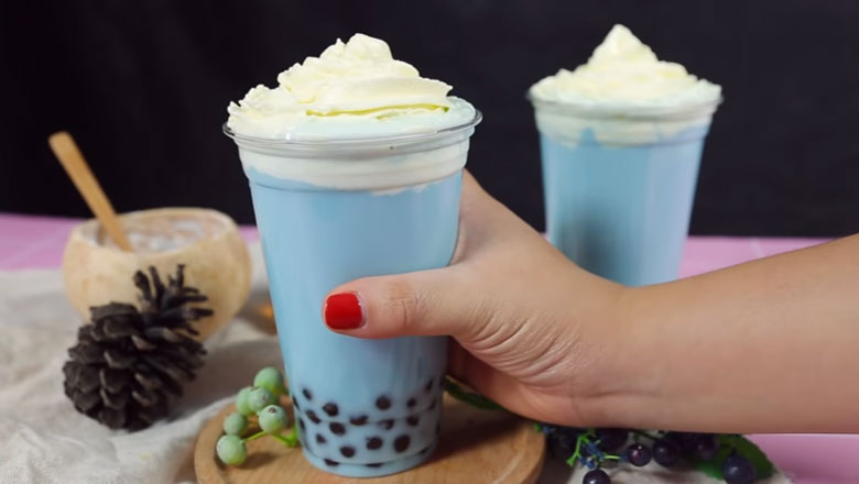 Thưởng thức ly sữa tươi trân châu đường đen hoa đậu biếc