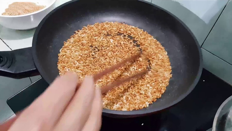 Cách nấu xôi chè gừng: Rang mè