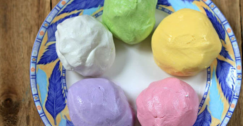 Cách nấu chè ngũ sắc trôi nước: Sơ chế bột