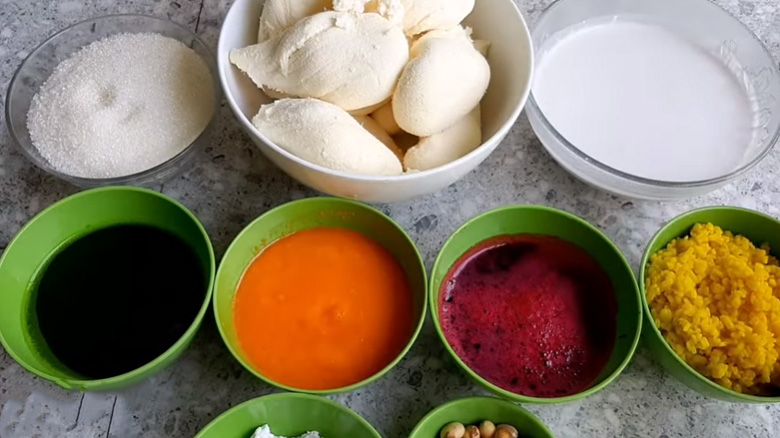 Cách nấu chè khoai mì ngũ sắc: Sơ chế nguyên liệu