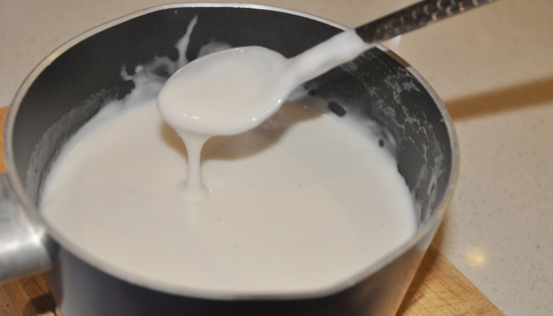 Cách nấu chè khoai mì ngũ sắc: Làm nước cốt dừa