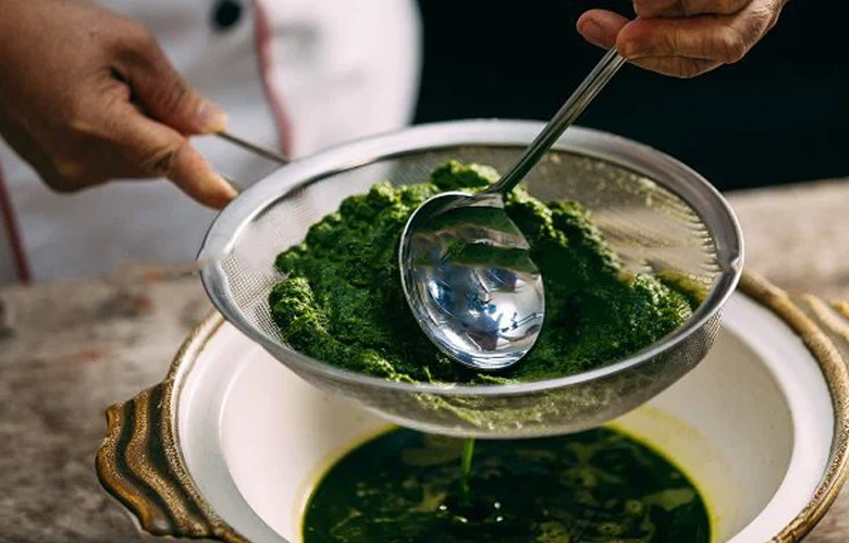 Cách làm chè dừa non lá nếp: Làm nước cốt lá nếp