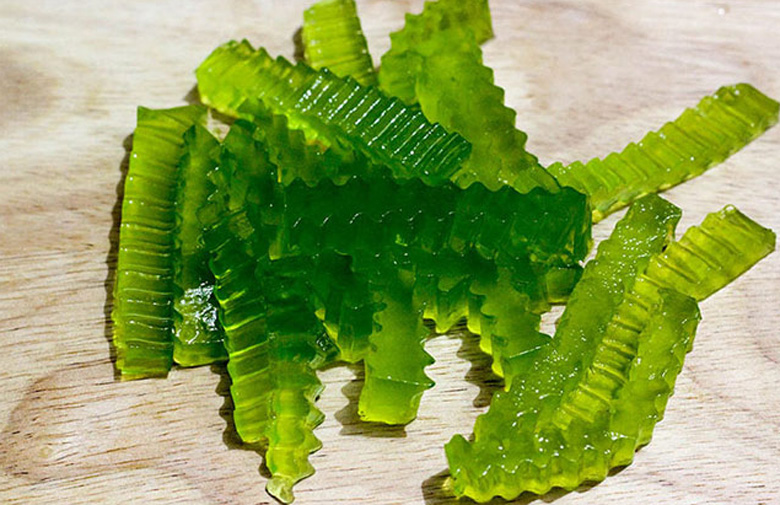 Cách làm chè dừa non lá nếp: Làm thạch dừa non lá nếp