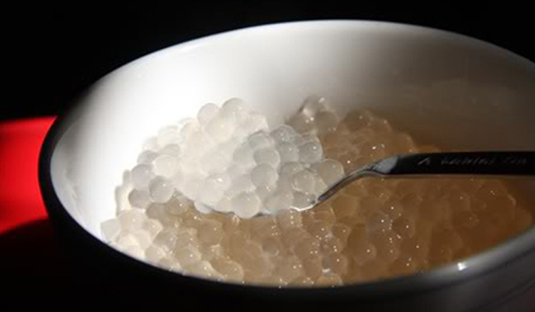 Cách làm chè dừa non lá nếp: Nấu bột báng