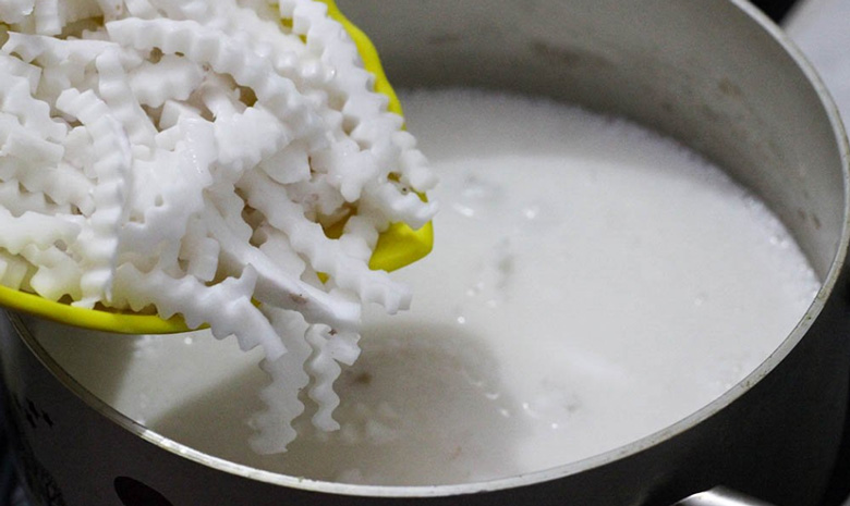Cách làm chè dừa non lá nếp: Nấu chè