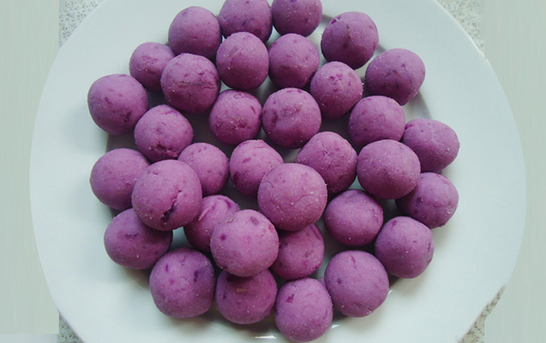 Cách nấu chè khoai lang tím: Nặn viên