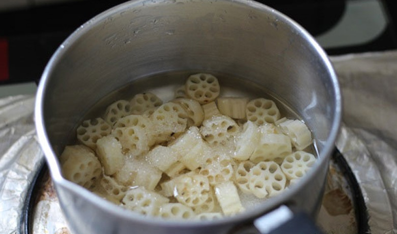 Cách nấu chè củ sen nhãn nhục: Nấu củ sen