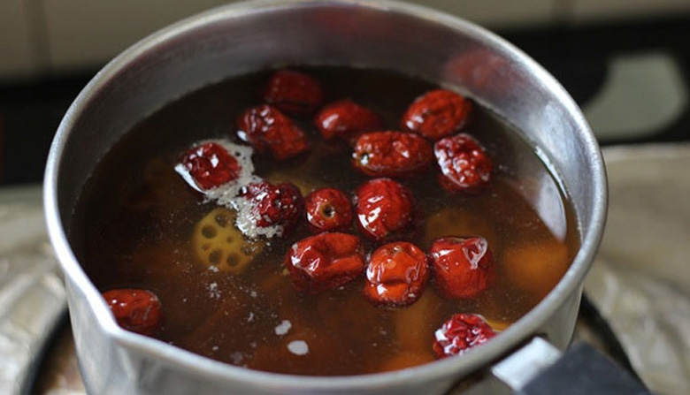 Cách nấu chè củ sen nhãn nhục: Nấu táo đỏ