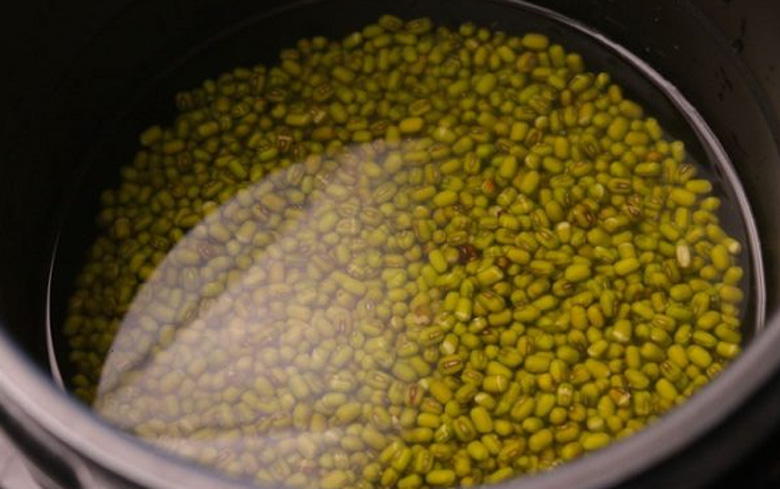 Cách nấu chè củ sen đậu xanh: Ngâm đậu xanh