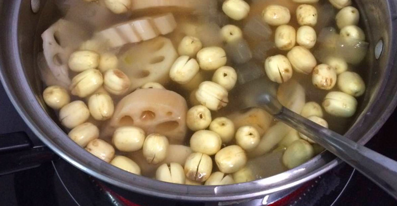 Cách nấu chè củ sen truyền thống: Nấu chè