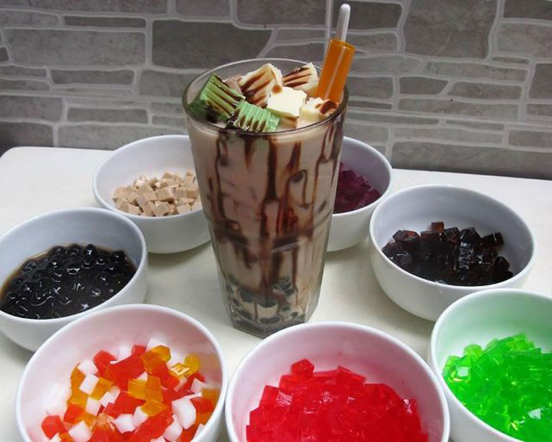 Trà sữa khúc bạch thành phẩm và thưởng thức cùng với gia đình