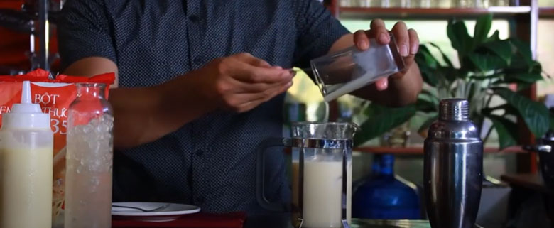 Trà sữa hoa nhài pha với cùng nguyên liệu khác ở bước 1