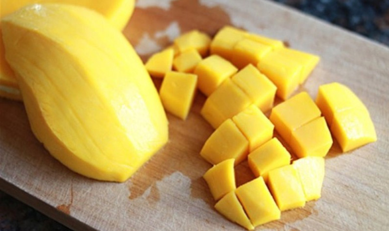 Cách làm chè xoài bột báng: Cắt xoài