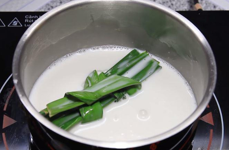 Cách làm chè xoài trân châu: Nấu hỗn hợp sữa dừa