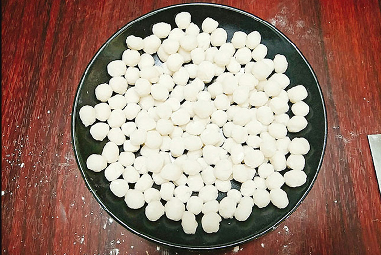 Cách làm chè xoài trân châu: Làm trân châu