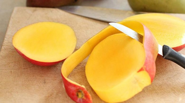 Cách làm chè xoài trân châu: Cắt xoài