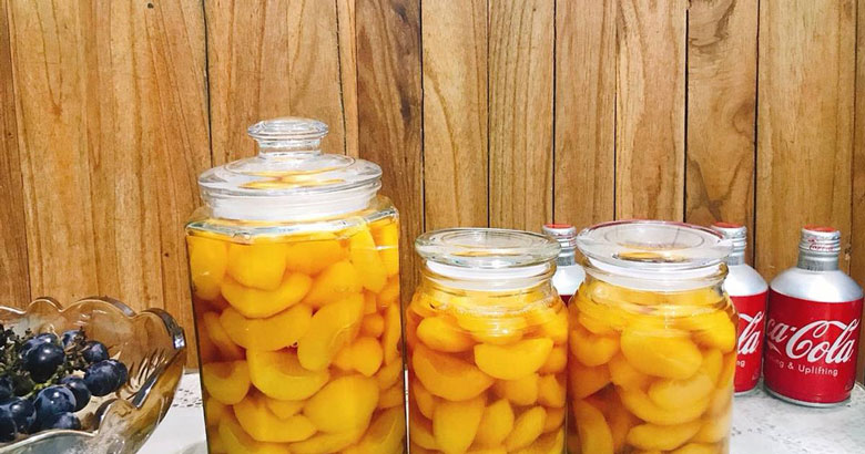 Trà sữa đào cho đào vào hũ để ngâm