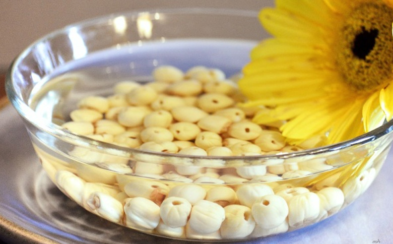 Cách nấu chè hạt sen với ngô: Sơ chế nguyên liệu