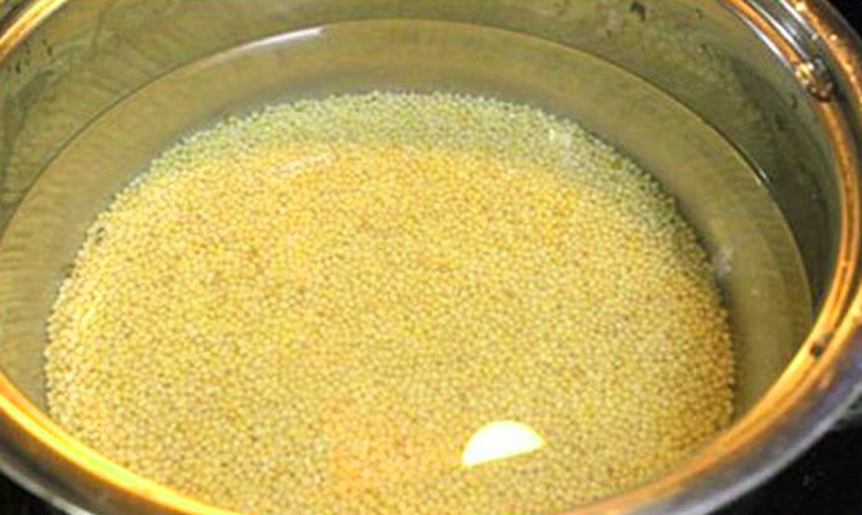 Cách nấu chè hạt kê bí đỏ: Sơ chế