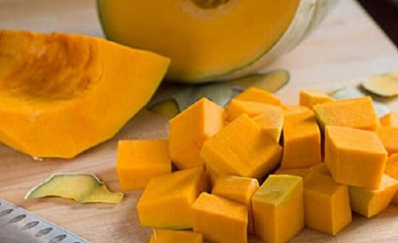 Cách nấu chè bí đỏ đậu xanh: sơ chế bí đỏ