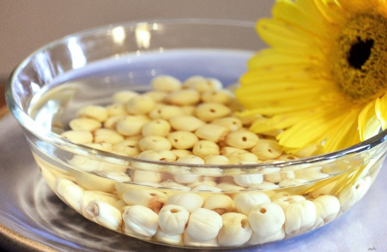 Cách nấu chè bí đỏ đậu xanh hạt sen: Ngâm hạt sen