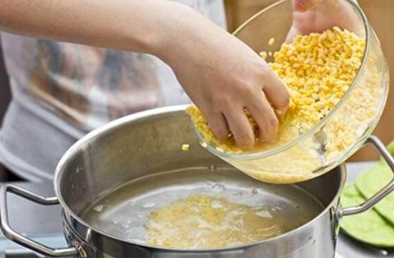 Cách nấu chè bí đỏ đậu xanh hạt sen: Nấu đậu xanh