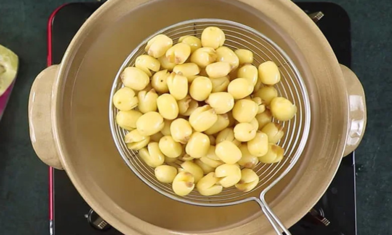 Cách nấu chè bí đỏ đậu xanh hạt sen: ninh hạt sen