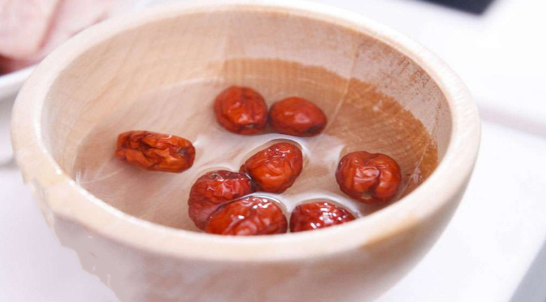 Cách nấu chè táo đỏ hạt sen đậu xanh: sơ chế nguyên liệu