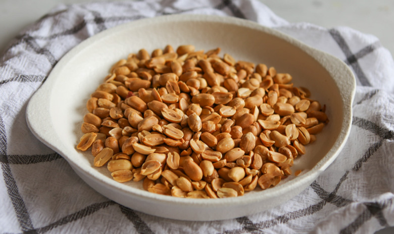 Cách nấu chè bột lọc nhân đậu phộng: làm nhân